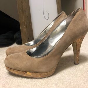Suede pumps with cork heel